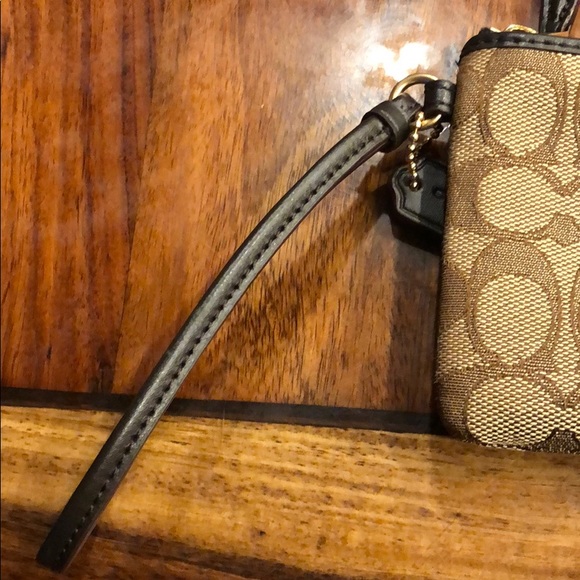 Adorable Coach coin purse - Picture 3 of 6